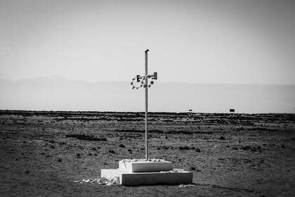 En el desierto peruano, una cruz solitaria recuerda a los muertos bolivianos y peruanos caídos en Campo de la Alianza.