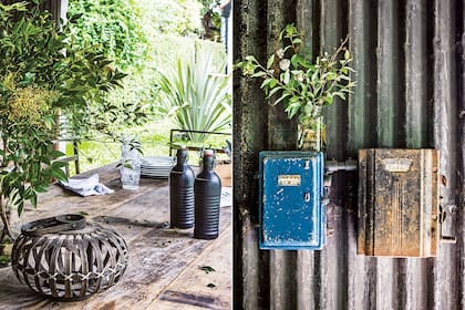 En el detalle, los tableros eléctricos y de riego quedaron contenidos en antiguas cajas de luz industriales