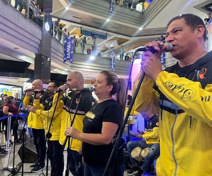 En el día a día de la época navideña venezolana, la gaita está presente y no solo en la radio. En la imagen se ve al grupo Maleiwa en una presentación en un centro comercial