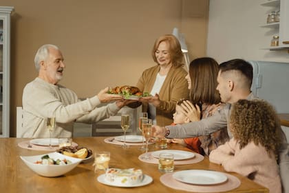 En el Día de Acción de Gracias en EE.UU. se acostumbra una cena en familia en la que el pavo es el plato principal (Pexels/Tima Miroshnichenko)
