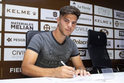 En el día de la firma de su contrato profesional con Platense, el club de toda la vida para el joven nacido en Saavedra.