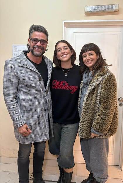 En el día de su cumpleaños, Leticia Siciliani recibió en el teatro a su hermana Griselda junto a Luciano Castro