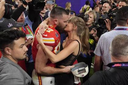 En el día del cumpleaños de Taylor Swift, los fanáticos de la cantante se preguntan qué regalo le hará Travis Kelce (AFP)