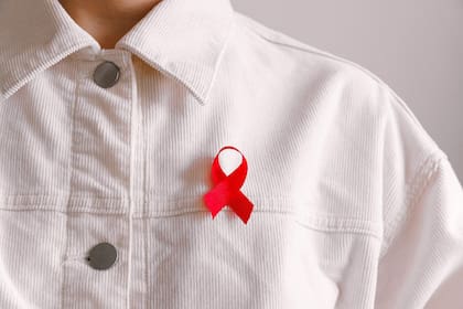 En el Día Mundial contra el SIDA, se suele usar una cinta roja para concientizar sobre esta enfermedad