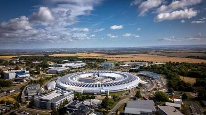 En el Diamond Light Source de Oxford hay una máquina llamada sincotrón que lanza potentes rayos X