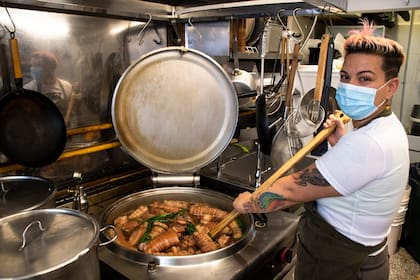 En el diminuto local de Orei se cocina uno de los caldos más buscados de la ciudad