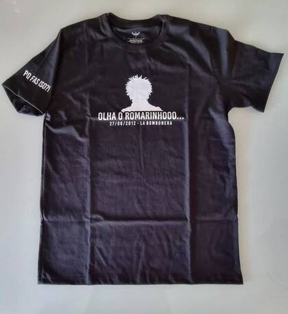 En el diseño, a la venta por 99 reales (poco menos de 19 dólares al cambio actual), puede verse la silueta del jugador con dos opciones de fondo, blanco o negro, y la frase de Machado, que no podía faltar