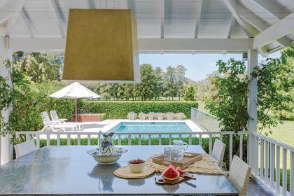 En el diseño de la galería, de madera y elevada, y en la vista desde el frente es donde se expresa el estilo de las casas estadounidenses que los dueños quisieron preservar.
