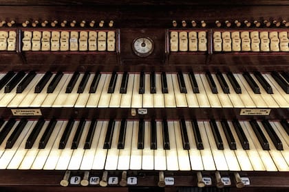 En el diseño de la obra y en la decisión de instalar el órgano fue clave el aporte del empresario austríaco Max Glücksmann, que vivía en la Argentina por su trabajo como representante de la discográfica alemana Odeón. 