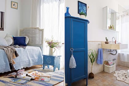 En el dormitorio, alfombra ‘Olas’ tejida en telar ($12.619, Awanay); en el toilette, un modelo hecho al crochet ($1.200, Everything)