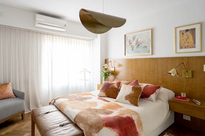 En el dormitorio central las formas onduladas, las estampas difusas y los tonos tierra aportan serenidad