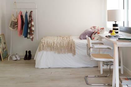 En el dormitorio contiguo, cama con acolchado y manta (ambos de Arredo).