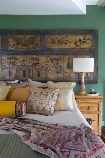 En el dormitorio de Cecilia James, dueña de Desde Asia, almohadones de seda con refinados motivos orientales.