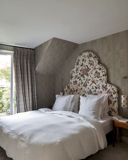 En el dormitorio de Pierre Frey (h) espaldo de cama estilo Imperio 'Agathe' tapizado con el motivo 'L'Arbre Indien' de Le Manach, de la firma familiar Pierre Frey.
