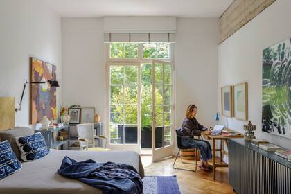 En el dormitorio, el azul cobra presencia en la alfombra (elementos Argentinos), los almohadones bordados y la manta tejida.