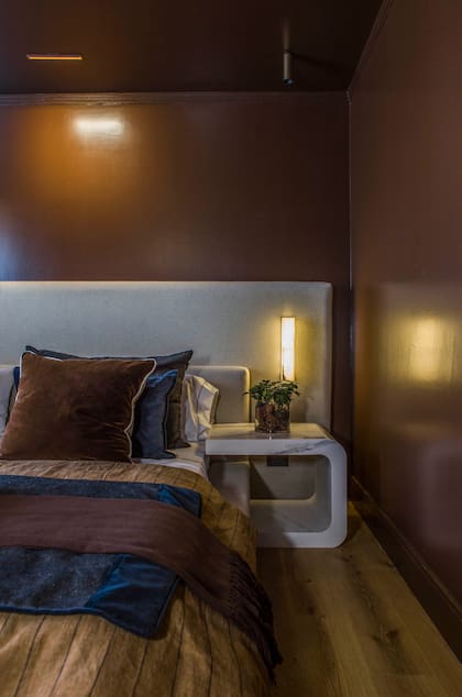 En el dormitorio, el látex interior satinado es el tono DI56-I de Colorín. Las mesas de luz son de Purastone 'Calacatta Versalles' en terminación pulido (De Stefano).
