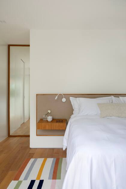 En el dormitorio, el respaldo y mesas de luz están suspendidas.