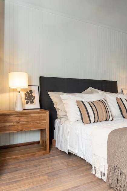 En el dormitorio la mesa de luz petiribí (L'Epicerie) se combinó con una cama de respaldo en lino y almohadones y pies de cama de su línea de Payé.