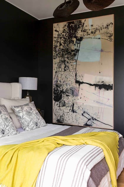 En el dormitorio, los colores más sobrios y elegantes y un remate que le dio fuerte identidad: la obra de Luisa Jaca (@diderot_art).