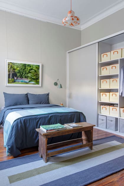 En el dormitorio, manta (Duvet Home). Alfombra (ILO Argentino). Obra fotográfica de Daniel Karp (Galería Jacques Martínez).