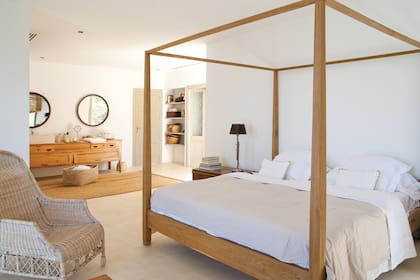 En el dormitorio principal, bien sobrio y despojado, se tomó como punto de partida la cama de madera con dosel (Flamant), comprada con la interiorista Isabel López Quesada.
