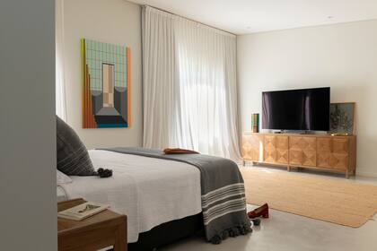 En el dormitorio principal, cómoda ‘Atis’ (Bull Buenos Aires), sobre la que se apoya una escultura de Dan.