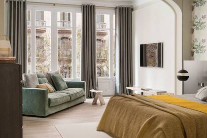 En el dormitorio principal, el rincón de la TV se dispuso junto a la ventana con un cómodo sofá y un banquito ‘Butterfly’ en madera de arce (Vitra).