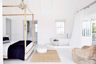 En el dormitorio principal, la bañera expuesta con forma oval pone el toque de modernidad.