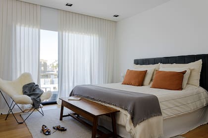 En el dormitorio principal, ropa de cama (Teodolina Deco) y velador (Dimm).