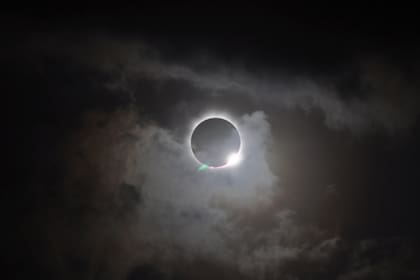 En el eclipse lunar ocurre la Luna se oscurece gradualmente hasta adquirir una apariencia rojiza