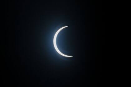 En el eclipse solar anular la Luna no llega a cubrir toda la circunferencia del sol y por eso es posible ver un "anillo de fuego" alrededor de ella
