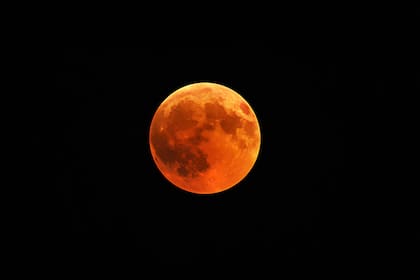En el eclipse total de Luna, la Tierra se alinea exactamente entre ella y el Sol, proyectando la sombra del planeta sobre la superficie de nuestro satélite para teñirlo de rojo