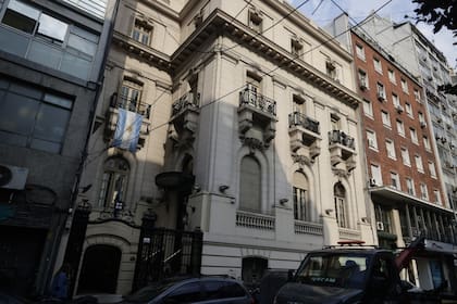 En el edificio, de 1928, debe construirse un vestuario para mujeres de modo que ellas puedan participar de las actividades deportivas