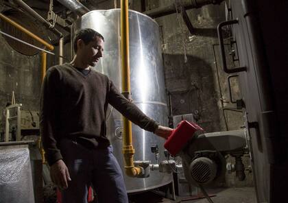En el edificio de Palermo donde Alejandro trabaja como encargado, un termostato especial activa las calderas