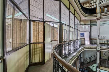 En el edificio funcionan oficinas y talleres textiles