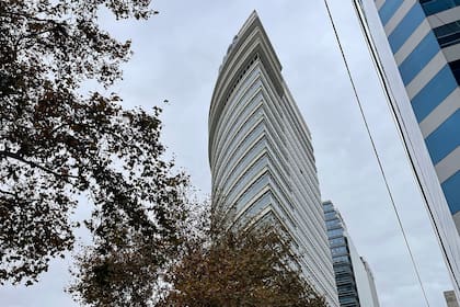 En el edificio República, primero de César Pelli en Buenos Aires, hoy se están haciendo importantes trabajos de restauración de la fachada para volverla a su estado original.