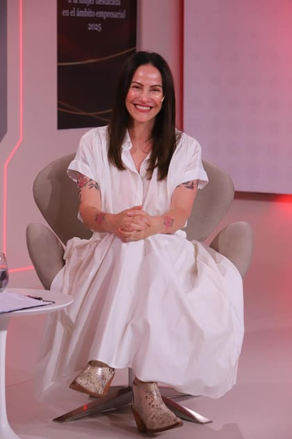 En el encuentro Ansaldi desplegó las múltiples capas de su identidad como emprendedora, comunicadora y, sobre todo, como mujer que abraza la incomodidad como una herramienta de evolución