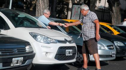 En el entorno del hipódromo de Palermo, los cuidacoches cobran a los automovilistas a plena luz del día