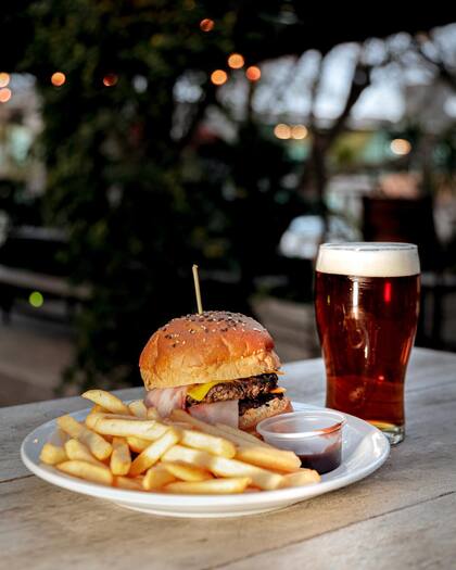 En el entorno mágico de Fedra's Garden, disfrutá un vaso bien colmado.