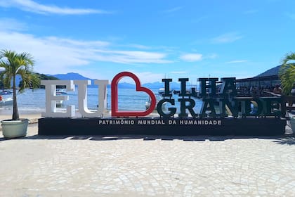 En el entrada al muelle de la Vila do Abrãao está el cartel “Eu love Ilha Grande”