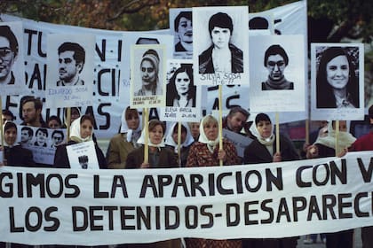 En el entramado en el cual se cuelan los encuentros y desencuentros amorosos, el personaje de Virginia Lago interpreta a una Abuela de Plaza de Mayo que busca a su hija, cuyas últimas noticias remiten a la Esma en donde tuvo a una niña de la cual desconoce su presente