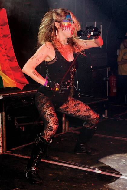 En el escenario, 2009. "No cambiaría las listas de los Peor Vestidos ni la cresta. No cambiaría nada de esa mierda", dice Kesha acerca de su etapa más salvaje.