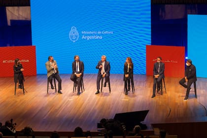 En el escenario, el presidente Alberto Fernández, los ministros de las áreas que firmaban los convenios y la precandidata bonaerense Victoria Tolosa Paz