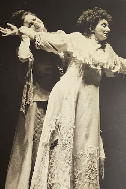 En el escenario junto a Norma Aleandro interpretando La señorita de Tacna (1988). 
