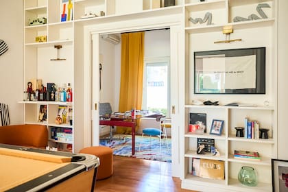 En el escritorio alfombra (the rug company) con sillas (La Feliz) a tono. Las cortinas son de Caro Deane.