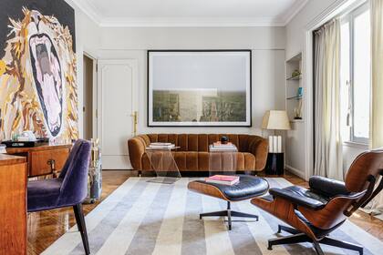 En el escritorio la opción fue por los muebles de mitad de siglo XX. Frente a la ventana, una obra de gran formato de Lorena Ventimiglia.