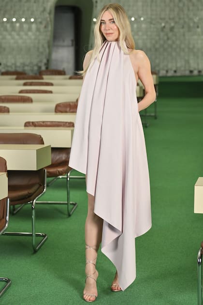 En el Espace Niemeyer de París, Vanessa llevó un vestido escote halter,
de línea trapecio con el bajo asimétrico, de Givenchy, que acompañó con sandalias Manolo
Blahnik y joyas Cartier.
