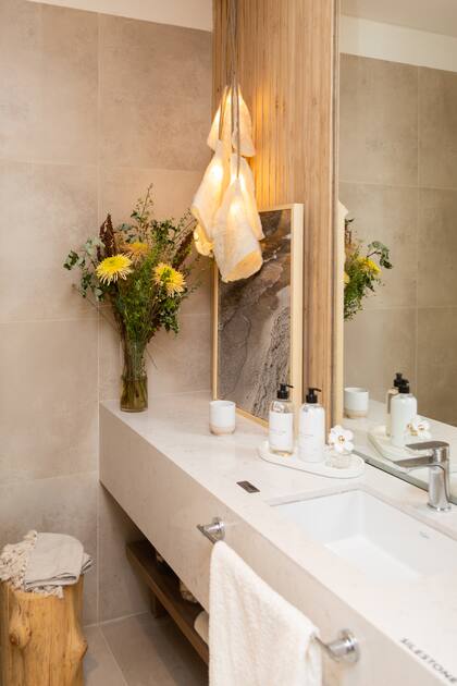 En el espacio de Apatheia los decoradores y arquitectos eligieron el modelo Bauhaus Ivory de 58x58 para el cuarto de baño