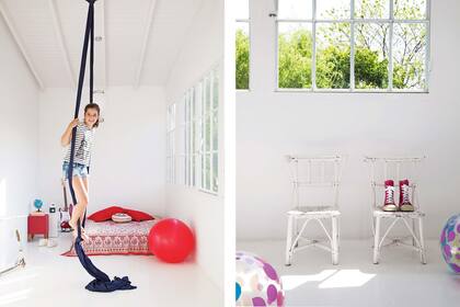 En el espacio de Paz, guitarra eléctrica y un gran colchón para los piyamadas con sus amigas. En el rincón, banco de algodón rojo ‘Milagritos’ (Talleres Sustentables).