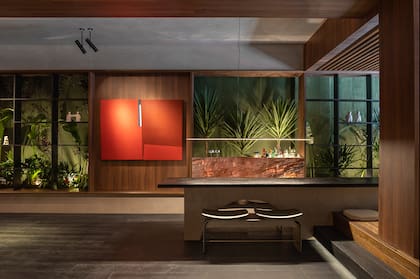 En el espacio de Romano Cal y De Caro De Sousa, las formas orgánicas y tonos tierra evocan una conexión genuina con la naturaleza.